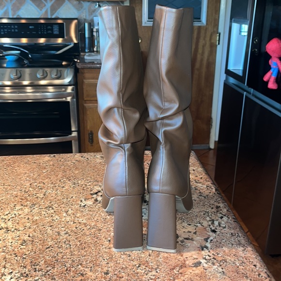 Triangle Boots - Picture 5 of 7